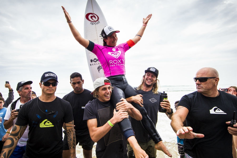 Owen Wright foi celebrar com a irmã, levando-a no seu ombro