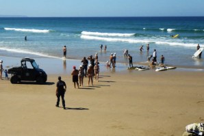 AUTORIDADE MARÍTIMA NACIONAL AUXÍLIA KITESURFER EM GAIA E FISCALIZA ESCOLAS DE SURF NA CAPARICA