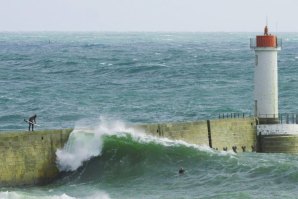 Dylan Graves vai à procura de ondas durante uma tempestade na Bretanha, França