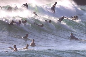 Mick Fanning destaca-se entre o crowd na Austrália