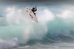 Arran Strong, Gabriel Ribeiro e Austin Smith-Ford aproveitam Backdoor com pouco crowd e boas ondas
