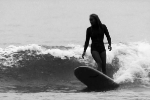 A ELEGÂNCIA E AS LINHAS CLÁSSICAS DE KELIA MONIZ EM MALIBU