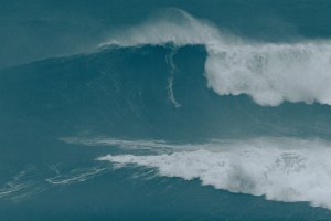 A onda mais falada do momento. o drop imenso de Caio Vaz na Nazaré...