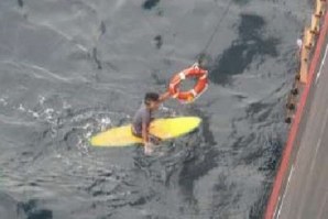 SURFISTA JAPONÊS RESGATADO A 6KM DA COSTA