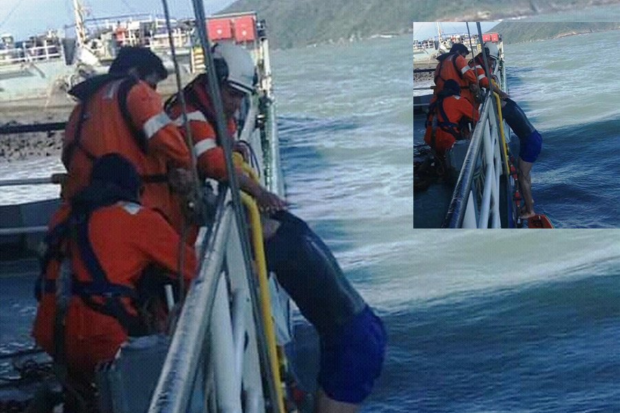 A imagem mostra o momento em que foi resgatado pelos tripulantes de um navio.