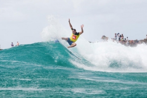 SE VENCER, TIAGO PIRES BATE KELLY SLATER PELA 4ª VEZ