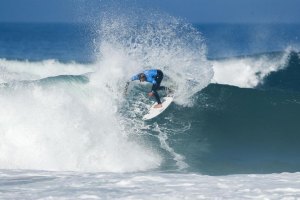 Norte-americana Lakey Peterson consegue o score mais alto do dia.