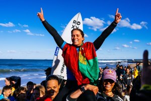 Francisca Veselko conquista vitória histórica no CS Burton Automotive Newcastle Surfest 2025.