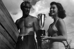 Duke Kahanamoku em SUP no ano de 1939