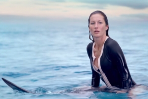 Gisele Bündchen surfista no novo anúncio da Chanel