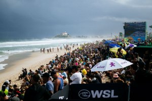 Multidão pronta para a emoção em Saquarema, Brasil, para o VIVO Rio Pro 2025 apresentado pela Corona Cero