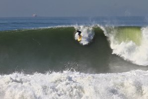 AS ONDAS NA &quot;ILHA&quot; COM CERCA 4 METROS ESTA SEGUNDA FEIRA