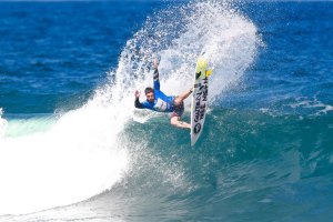 O australiano Mitch Coleborn, em 2016, a mostrar a qualidade das ondas açorianas.