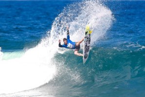 O australiano Mitch Coleborn, em 2016, a mostrar a qualidade das ondas açorianas.