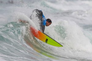 Pedro Henrique a vencer o heat inaugural em Pantín em ondas muito pequenas.