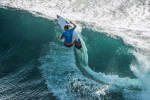 A norte-americana Lakey Peterson é uma das atletas que se mantém em prova.