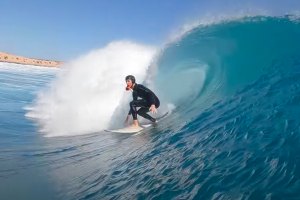 Jensen Kirby surfa onda de Gnaraloo