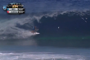 Tiago Pires em ação durante o heat em que esteve em total sintonia com Teahupoo