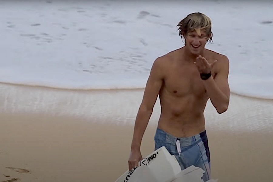 A arte de cair com segurança nas ondas: “Surfar bem começa por saber cair bem”