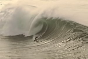Imagens mostram que dezembro foi um mês histórico na Praia do Norte