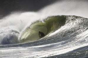 Kelly Slater num tubão do Oi Rio Pro 2015.