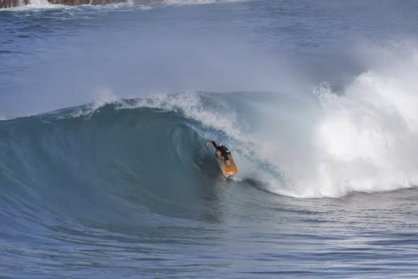 Clay Marzo em julho: free surf, manobras, impossíveis e tubos à sua maneira