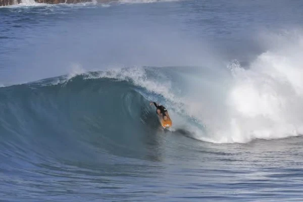 Clay Marzo em julho: free surf, manobras, impossíveis e tubos à sua maneira