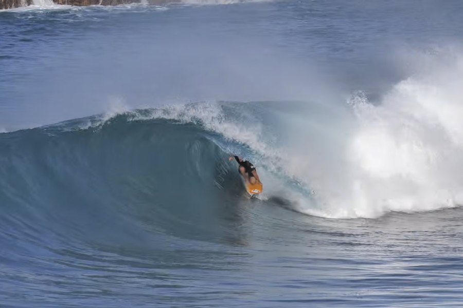 Clay Marzo em julho: free surf, manobras, impossíveis e tubos à sua maneira