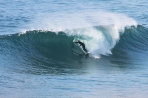 Kelly Slater a dar o mote para quem deseja aventurar-se por cá. 