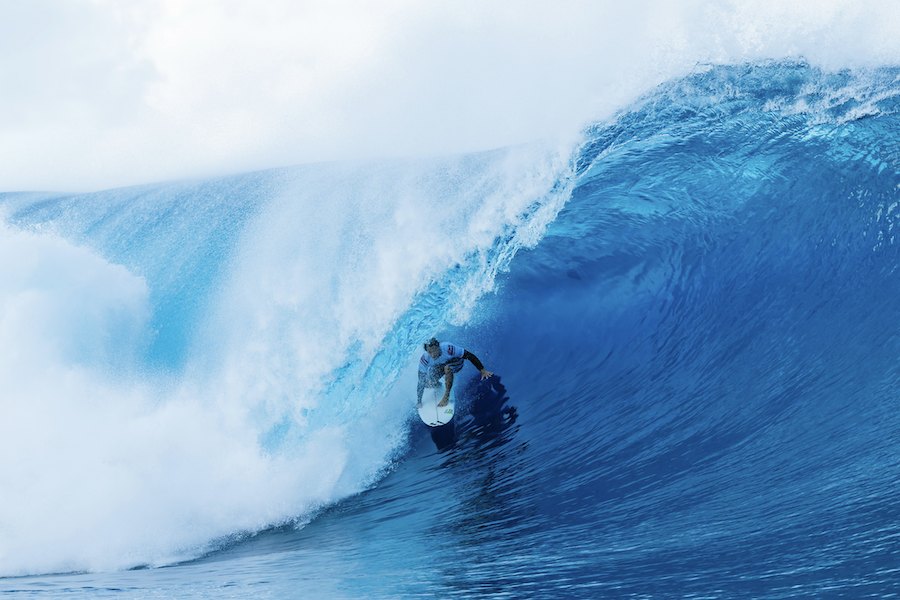 Outerknown Tahiti Pro já arrancou com Teahupo’o a mostrar os dentes: ondas de 10 a 14 pés