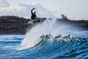 Dark Hollow, um dos mais incríveis filmes de surf de Dion Agius