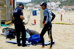 Momento em que a policia inspecciona uma das escolas de surf em Lagos. Click by Sul Informação