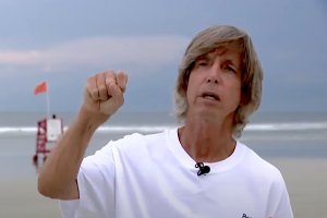 Surfista de 72 anos resgata pai e filho apanhados por agueiro