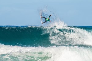 Emoção ao rubro em J-Bay: Jordy on fire, McGillivray salta de paraquedas e Francisca Veselko eliminada por pouco