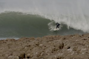 Tiago Pires, Frederico Morais e cia numa sessão de tubos rápidos e vento offshore nos Coxos