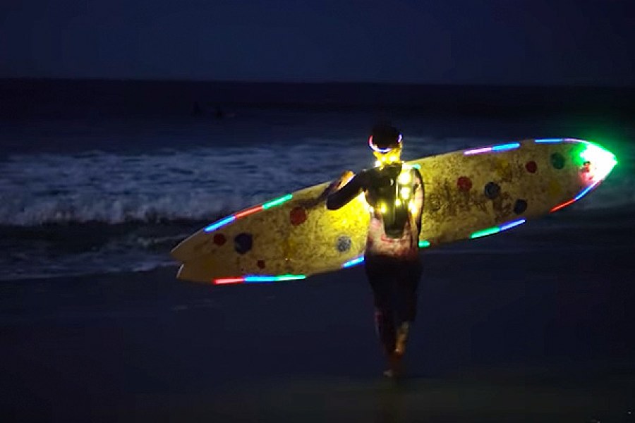 Neon's e luzes fluorescentes ajudaram a marcar a sessão noturna na Califórnia.