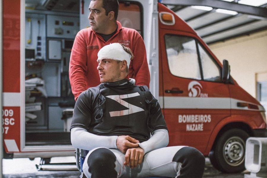 O surfista alemão a ser levado para o hospital.