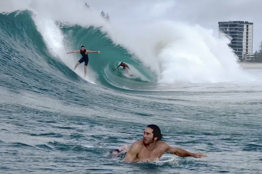 Kirra em “Beast Mode”: tubos perfeitos e caos no line-up Kirra em “Beast Mode”: tubos perfeitos e caos no line-up