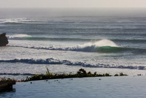 A Ilha de Bali é procurada pelas suas ótimas condições para a prática de Surf.