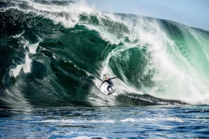 Mick Fanning a saltar o degrau de Shipsterns Bluff.