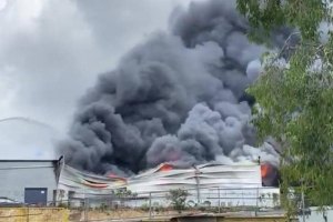 INCÊNDIO ESTA MANHÃ DEIXA FÁBRICA DA DHD ENVOLTA EM FUMO NEGRO