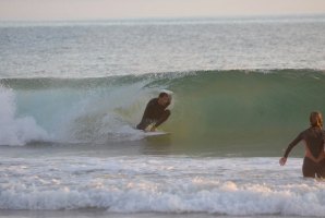 Tiago Martins a encaixar alegremente de back side algures em Peniche. Foto - Arquivo Pessoal