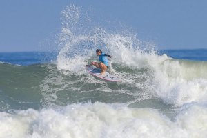 A portuguesa Carol Henrique mostra bom surf e avança aos quartos de final.