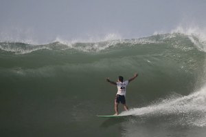 A ultima secção da onda de Cimaja em Java na Indonésia
