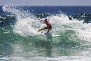 Tyler Wright em ação no Vans US Open of Surfing.