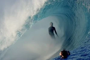 Tosh Tudor sozinho em Teahupoo numa manhã quase perfeita
