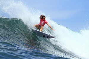 A australiana Stephanie Single a rasgar as direitas de Punta Roca.