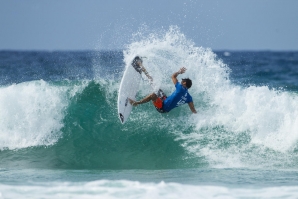 Jeremy Flores está no primeiro heat do dia.
