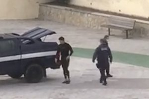 A policia Maritima interpela e confisca o material de surf do jovem praticante que se encontrava só