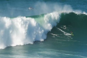 Joana Andrade prova mais uma vez que se sente em casa nas ondas da Nazaré